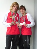 (vl.) Sarah Heinrichsmeier und Britta Uekötter im Medaillenrausch.